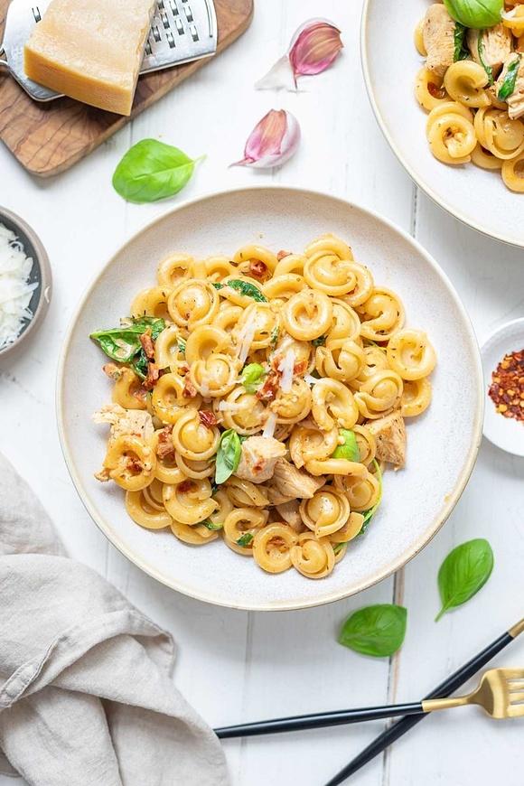 Cajun hähnchen-pasta mit crème fraîche