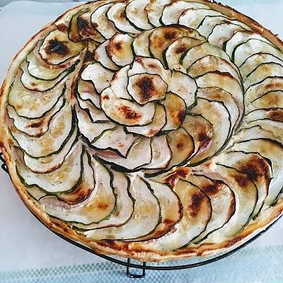 Zucchini quiche mit ziegenkäse und dill