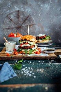 Bruschetta-Burger: Kommt, wir grillen ohne Fleisch!