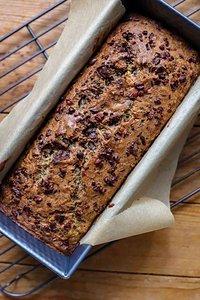 Zucchinikuchen mit Schokostücken