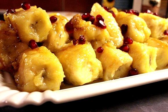 Gebratene bananen mit honig und granatapfelkernen