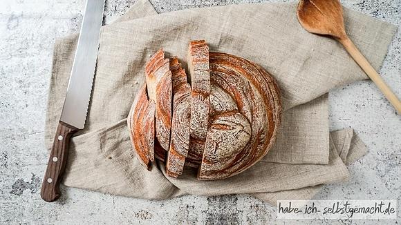 St. galler landbrot mit weizen- und roggenmehl.