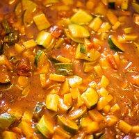 Eintopf mit Zucchini und Tomate