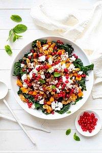 Salat mit schwarzkohl, kürbis, ziegenkäse und karamellisierten walnüssen