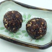 Sauerkirsch-Aprikosen Energy Balls
