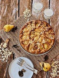 Birnenkuchen mit Schokoladenstückchen und Mandeln