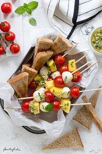 Tomaten-mango-mozzarella-spieße mit cashew-minz-pesto: brotdose mal anders