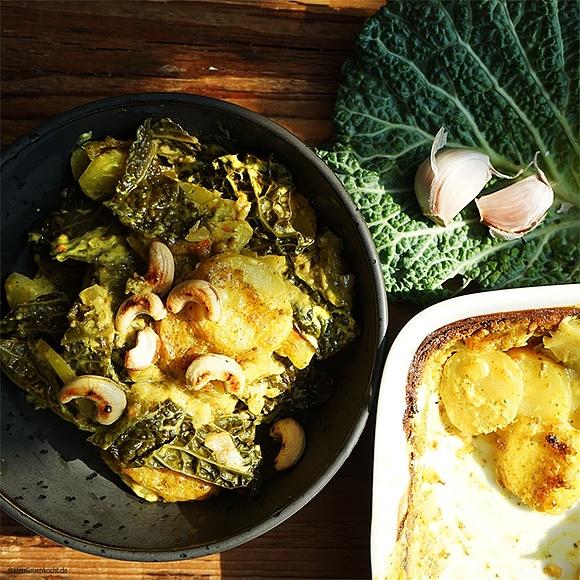 Kartoffel wirsingauflauf mit kokos-curry-sauce, joghurt, zwiebeln und gerösteten cashewnüssen
