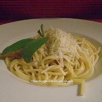 Spaghetti in salbeibutter mit knoblauch und parmesan