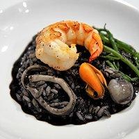 Schwarzer risotto mit scampi und tintenfisch