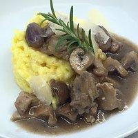 Kaninchen in Weißweinsoße auf cremigen Risotto