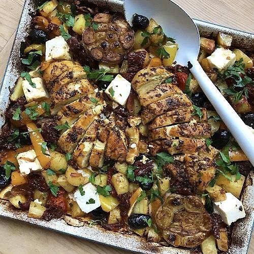 Wimmelblech hellas gyros-hähnchen mit gemüse, feta und oliven