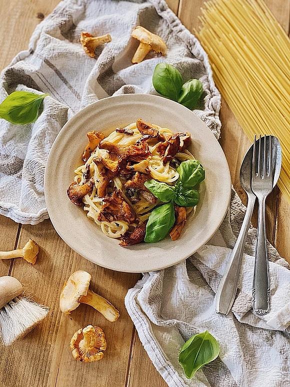 Cremige pasta mit pfifferlingen und speck
