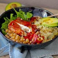 Buddha bowl, couscous, spinat & ziegenkäse im serrano-schinken-mantel