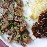 Rinderfiletstreifen, parmesan-kartoffelpüree & karamellisierte rotwein-zwiebeln