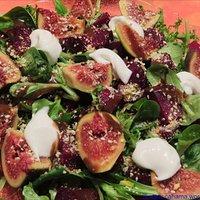 Fruchtiger herbstsalat mit dukkah und ziegenfrischkäse