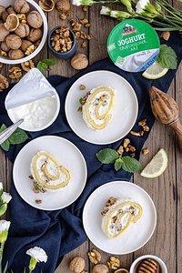 Joghurt biskuitrolle griechischer art mit honig & walnüssen
