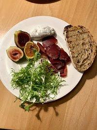 Hirschschinken mit Feigen und Ricotta