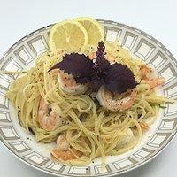 Linguini mit Garnelen und Kräutern