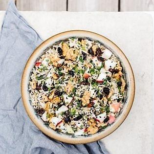 Vollkornreissalat mit äpfeln walnüssen und cranberries