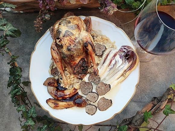 Getrüffeltes rebhuhn mit herbsttrompeten, kaninchenleber, feigenfüllung, weißem risotto, steinpilzen und radicchio in gorgonzola