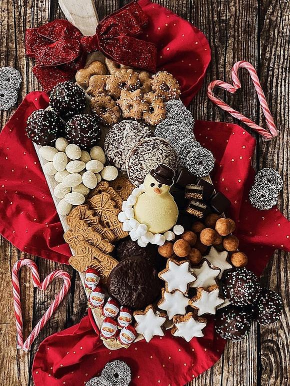 Christmas candy charcuterie board – weihnachtsplätzchen und lebkuchen teller