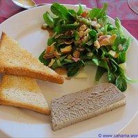Gänseleberpastete, herbstlicher Feldsalat und Toast