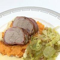 Schweinefilet im bacon-mantel mit spitzkohl-trauben-gemüse und süßkartoffelstampf