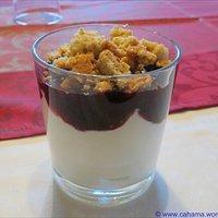 Cheesecake cream mit brombeer-kompott und streuseln