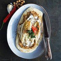 Geschmorter chicorée auf fladenbrot mit einer sesam-kichererbsencrème und luve lughurt natur