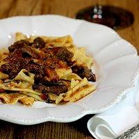 Mit des winzers schlimmster konkurrenz: pappardelle al ragù di cinghiale
