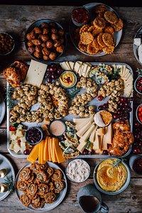Silvester snacks und cheese board: rezepte für das silvesterbuffet