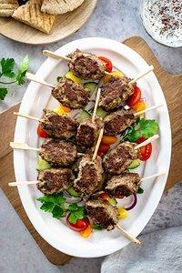 Lamm Köfte gegrillt mit Kräuter-Joghurt-Dip