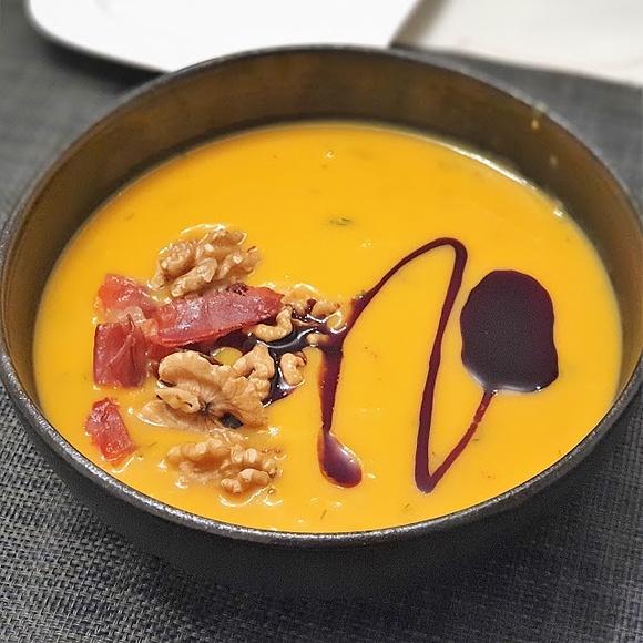 Süßkartoffelsuppe mit knusprigem Schinken und Nuss-Topping