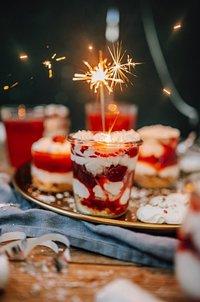 Himbeer-mascarpone-dessert mit plätzchenresten: ein last-minute nachtisch im glas und der passende alkoholfreie drink