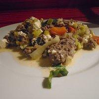 Schnelle low-carb-küche: hack mit porree und schafskäse