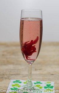 Silvester apéro: blätterteighappen mit schinken-zwiebel-füllung, birne-brie-füllung (oder roquefort/gorgonzola) und cuvée blanc – alkoholfrei – mit hibiskusblüte