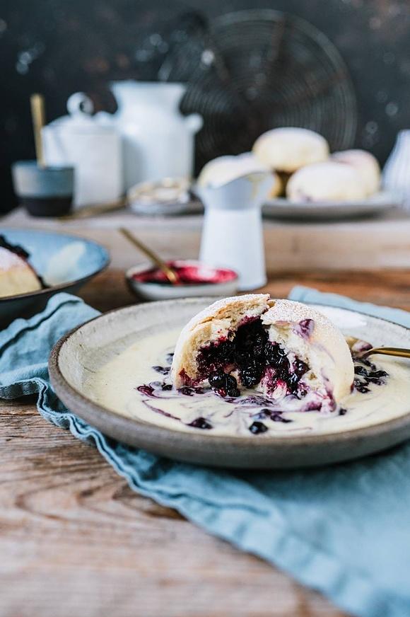 Hefeklöße aus dem Ofen mit Blaubeer-Pie-Füllung