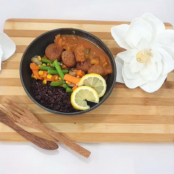 Schnelle vegane buddha bowl mit hack, gemüse und reis aus convenience food