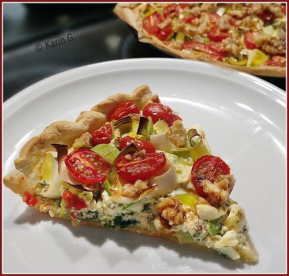 Tarte mit lauch, kirschtomaten und karamellisierten walnüssen