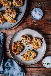 Kartoffeln aus dem ofen mit brokkoli und cheddar und zwei kartoffeltrends im test: smashed potatoes und akkordeon-kartoffeln