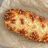 Osterzopf aus saftigem Quark-Öl-Teig