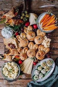 Oster-snack-board mit eiersalat, käse-hasenbrot, deviled eggs, bärlauch-quark, spargeltaschen und mehr