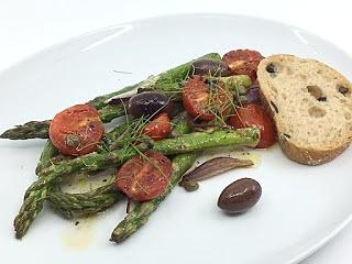 Ostermenü 2021 lauwarmer spargel-tomatensalat