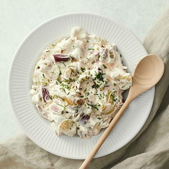 Frühlingskartoffelsalat mit rhabarber von søren staun petersen