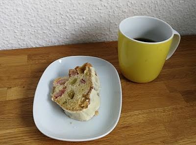 Rhabarber-Gugelhopf mit weißem Schokoladen-Guss