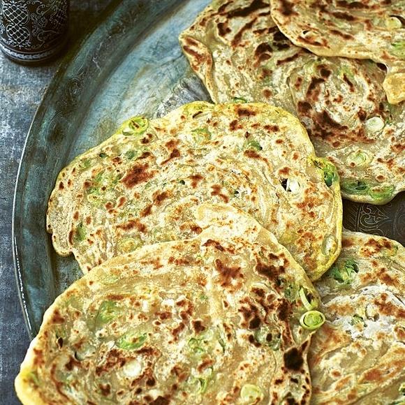 Uigurische frühlingszwiebel-pfannkuchen nach anissa helou