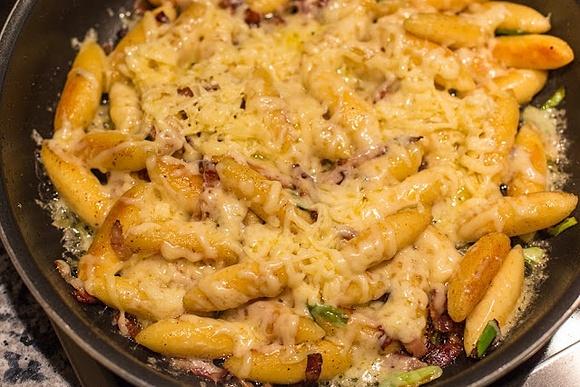 Schupfnudel mit Speck und Käse