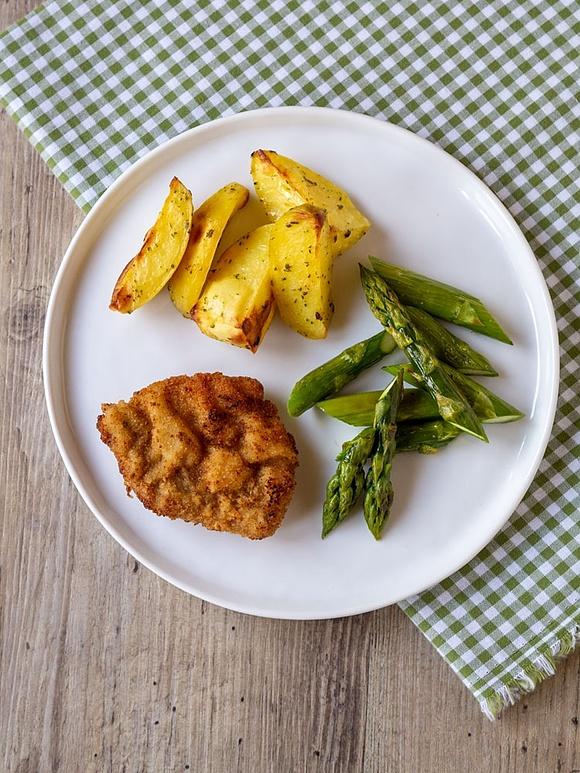 Kalbsschnitzel mit Ofen-Spargel und Bärlauch-Kartoffeln