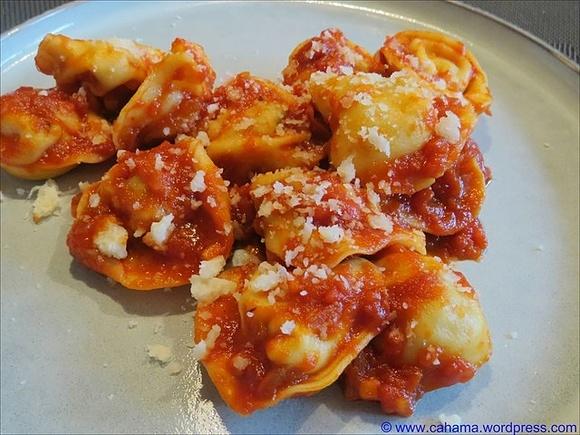 Brennnessel-Feta-Tortellini in Tomatensauce